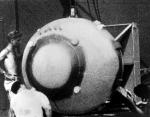  Przeładunek bomby atomowej „Fat Man” w bazie lotniczej Tinian przed zrzuceniem jej na Nagasaki, 1945 r. 