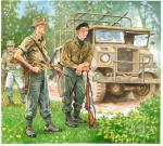 Umundurowanie noszone na Malajach przez żołnierzy piechoty morskiej dostosowane było do warunków tropikalnych – stosowano nowe, wprowadzone w 1944 r. oporządzenie w kolorze zielonooliwkowym. Żołnierz z lewej strony uzbrojony jest w australijski owen, zaś z prawej – w lee-enfielda. No. 5 był ostatnim regulaminowym lee-enfieldem wprowadzonym do uzbrojenia armii brytyjskiej