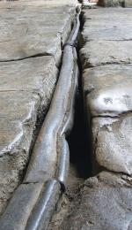 Tak wygląda dziś oryginalny ołowiany  wodociąg  z czasów rzymskich  w Bath  w Wielkiej Brytanii. Doprowadzał wodę do łaźni  