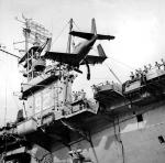 Wyładunek amerykańskich samolotów dla wojsk francuskich w Indochinach  z pokładu lotniskowca USS „Windham Bay”, 1951 r. 