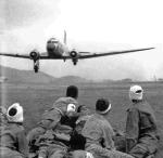 Francuski samolot transportowy ląduje w oblężonym przez Viet Minh obozie wojskowym pod Dien Bien Phu, 1954 r. 