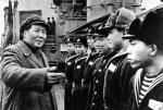 Przewodniczący Mao rozmawia z marynarzami na pokładzie chińskiego okrętu wojennego   
