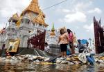 Konstrukcja  z worków  z piaskiem i rur odprowadzają-cych wodę chroni Świątynię Złotego Buddy w Bangkoku przed zalaniem 