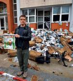 Redaktor naczelny „Charlie Hebdo” przed budynkiem redakcji 