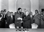 Uścisk sojuszników Nikity Chruszczowa i Fidela Castro w Moskwie, 1963 r.