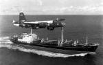 Amerykański samolot rozpoznania morskiego P2V Neptune przelatuje nad sowieckim frachtowcem podczas kryzysu kubańskiego  