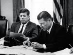 Prezydent Kennedy i sekretarz obrony McNamara na posiedzeniu ExCom (Komitetu Wykonawczego Rady Bezpieczeństwa Narodowego USA) 