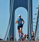 Maratończycy na moście Verrazano-Narrows. fot. Jason DeCrow 