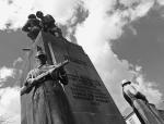 Czy sprawców terroru rzeczywiście należy umieszczać na pomnikach? – pyta publicysta (na zdjęciu Pomnik Braterstwa Broni w Warszawie, 30.04.2007 r.) 