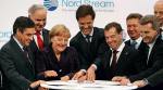 Prezydent Dmitrij Miedwiediew, kanclerz Angela Merkel oraz premierzy Francji i Holandii uruchomili gazociąg Nord Stream. Teraz Rosjanie mogą słać gaz przez Bałtyk do Niemiec, a Ukraina – najważniejszy dotąd kraj dla rosyjskiego tranzytu – traci na znaczeniu. Przed uroczystością minister gospodarki Niemiec przekonywał, że Nord Stream poprawi bezpieczeństwo dostaw nie tylko do Niemiec, ale i do całej Europy. W praktyce jednak wzrasta zależność Unii od importu z Rosji. 