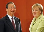 Premier Chin Wen Jiabao zabiega o względy Niemiec – najbardziej wpływowego kraju UE.  Dlatego przy każdej okazji stara się spotkać  z kanclerz Angelą Merkel