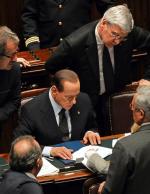 Premier Berlusconi  tuż po głosowaniu nad absolutorium sprawdza  na wydruku, kto z jego partii go zdradził