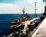 Niszczyciel USS „Hogbee” podczas tankowania paliwa z USS „Ticonderoga” 