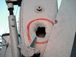 Dziura  w maszcie USS „Pueblo” spowodowana ostrzałem okrętów KRLD 