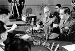 Delegacja amerykańska na rozmowy w Panmundżonie o uwolnieniu załogi USS „Pueblo” – po prawej  przewodniczący delegacji gen. Woodward, 22 grudnia 1968 r.