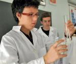 Zajęcia w pracowni chemicznej, Liceum Akademickie, Toruń