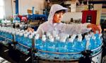 Chiński robotnik nadzoruje rozlewnię odsolonej wody w portowym mieście Qingdao nad Morzem Żółtym