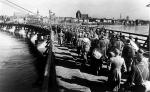 Kolumna jeńców niemieckich na moście  w Toruniu, luty 1945 roku