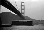 Barka HMB-1 przepływa pod Golden Gate w San Francisco  