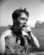 Lionel „Buster” Crabb, brytyjski nurek, który zginął przy próbie spenetrowania kadłuba krążownika „Ordżonikidze” w porcie Portsmouth