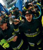 Zapowiedź podwyżki  dla służb mundurowych ma osłodzić plan wydłużenia wieku emerytalnego policjantów, żołnierzy  czy strażaków (na zdjęciu protest  w Gdańsku  w 2009 r. przeciwko reformie emerytur) 