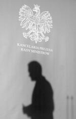 Premier nie zademonstrował umiejętności przewodzenia w historycznym kryzysie – twierdzi publicysta (na zdjęciu cień Donalda Tuska, Warszawa, 17.11.2011 r.) 