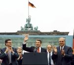Zdjęcie  z wystąpienia Ronalda Reagana  przed Bramą Brandenburską 12 czerwca 1987 r. zainspirowało twórców warszawskiego pomnika