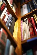 Debiutanci, których książki trafiają do księgarń, dostają zwykle  8 – 10 proc. zysków z ich sprzedaży