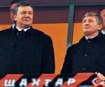 Oligarcha Rinat Achmetow (z prawej) i prezydent  Wiktor Janukowycz (na zdjęciu podczas meczu Szachtara  w listopadzie 2010 r.)