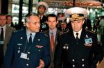 Adm. Pobożij, szef sztabu rosyjskiej marynarki, przybywa do Kwatery Głównej NATO na rozmowy o wspólnej akcji ratowania załogi „Kurska”, 16 sierpnia 2000 r.