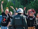 Lewicowi demonstranci protestują w Altenburgu przeciw neonazistowskiej partii NPD. 2008 r. 