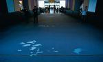 „Podwójna warstwa” – dla swej świetlnej instalacji Dominik Lejman zaanektował pasaż, po którym na co dzień chodzą europosłowie