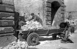 Rok 1946. Rozbiórkowa cegła ładowana jest na wóz konny  – w owym czasie  podstawowy środek  transportu warszaw- skiego 