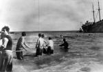  Bojowcy Palmachu pomagają zejść na ląd żydowskim uchodźcom, którzy nielegalnie dotarli do wybrzeża Palestyny, 1947 r.