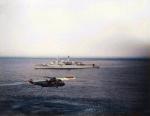 Brytyjski śmigłowiec i niszczyciel HMS „Antrim” w rejonie Falklandów, 1982 r.