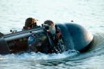 Komandosi Navy Seals na pojeździe podwodnym    