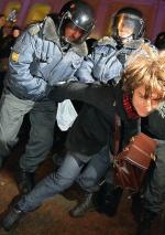 W Moskwie policja zatrzymała 300 osób protestujących przeciw fałszerstwom wyborczym, w Petersburgu (na zdjęciu) ponad sto (fot. Dmitry Lovetsky)