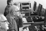Podniesienie wieku emerytalnego wymaga m.in. zachęcenia pracodawców do szkolenia osób starszych (na zdjęciu Akademia E-seniora w Warszawie, 11.10.2010 r.) 