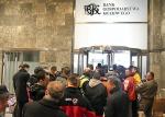 Wejście do centrali BGK w Warszawie szturmowali wczoraj od 8.00 rano kurierzy z wnioskami o premie technologiczne dla firm 