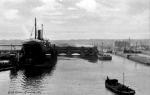 Statek wpływa do śluzy w brytyjskim Manchester Ship Canal, 1910 r. 