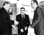 Wojciech Bondara  (z prawej) dyrektor wykonawczy  spółki Abramczyk  odebrał nagrodę  dla Młodej Marki  Sukcesu, którą  wręczali  Zbigniew Jagiełło,  prezes PKO BP  i Tomasz Wróblewski,  redaktor naczelny „Rz” 