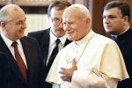 1 grudnia 1989. Spotkanie Jana Pawła II z Michaiłem Gorbaczowem. Ks. Stanisław Szłowieniec stoi za papieżem