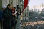 ≥Po aksamitnej rewolucji w grudniu 1989 roku Vaclav Havel został wybrany na prezydenta demokratycznej Czechosłowacji