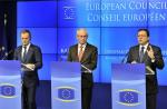 Premier Donald Tusk  przekonywał, że dzięki postawie na szczycie 9 grudnia Polska zasiądzie przy unijnym stole z państwami strefy euro. Projekt umowy przygotowanej przez Hermana Van Rompuya  (na zdjęciu w środku)  nie daje nam takiej możliwości