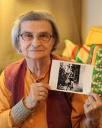 Leokadia Pauzewicz miała 18 lat, gdy z rodzicami przygarnęła sześcioletnią żydówkę Szulemit Karmi. Na zdjęciu trzyma fotografię z czasów wojny przedstawiającą ją i jej przybraną siostrę 