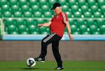 Lucjan Brychczy ma 77 lat i wciąż prowadzi treningi. Nie ma zdjęcia, na którym trzymałby piłkę dalej niż 30 cm od buta 