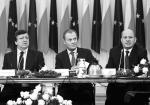 ≥Donald Tusk w sprawach europejskich jest po prostu niekompetentny – pisze publicysta  (na zdjęciu premier z Jose Manuelem Barroso i Mikołajem Dowgielewiczem w Warszawie, 8.07.2011 r.)