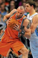 Marcin Gortat i Rosjanin Timofiej Mozgow z Denver Nuggets (fot. Jack Dempsey)