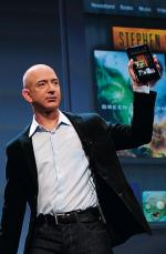 Czy wejście Amazona do Polski zrewolucjonizuje także rynek tabletów? Na zdjęciu Jeff Bezos, szef koncernu, z Kindle Fire 