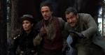 Cyganka (Noomi Rapace) wspiera Sherlocka Holmesa (Robert Downey Jr.)  i Watsona (Jude Law)  w walce  z arcymistrzem zbrodni, profesorem Moriartym 